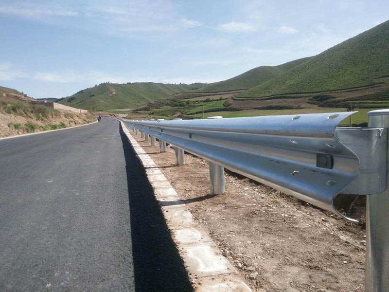 鍍鋅護(hù)欄板規(guī)格