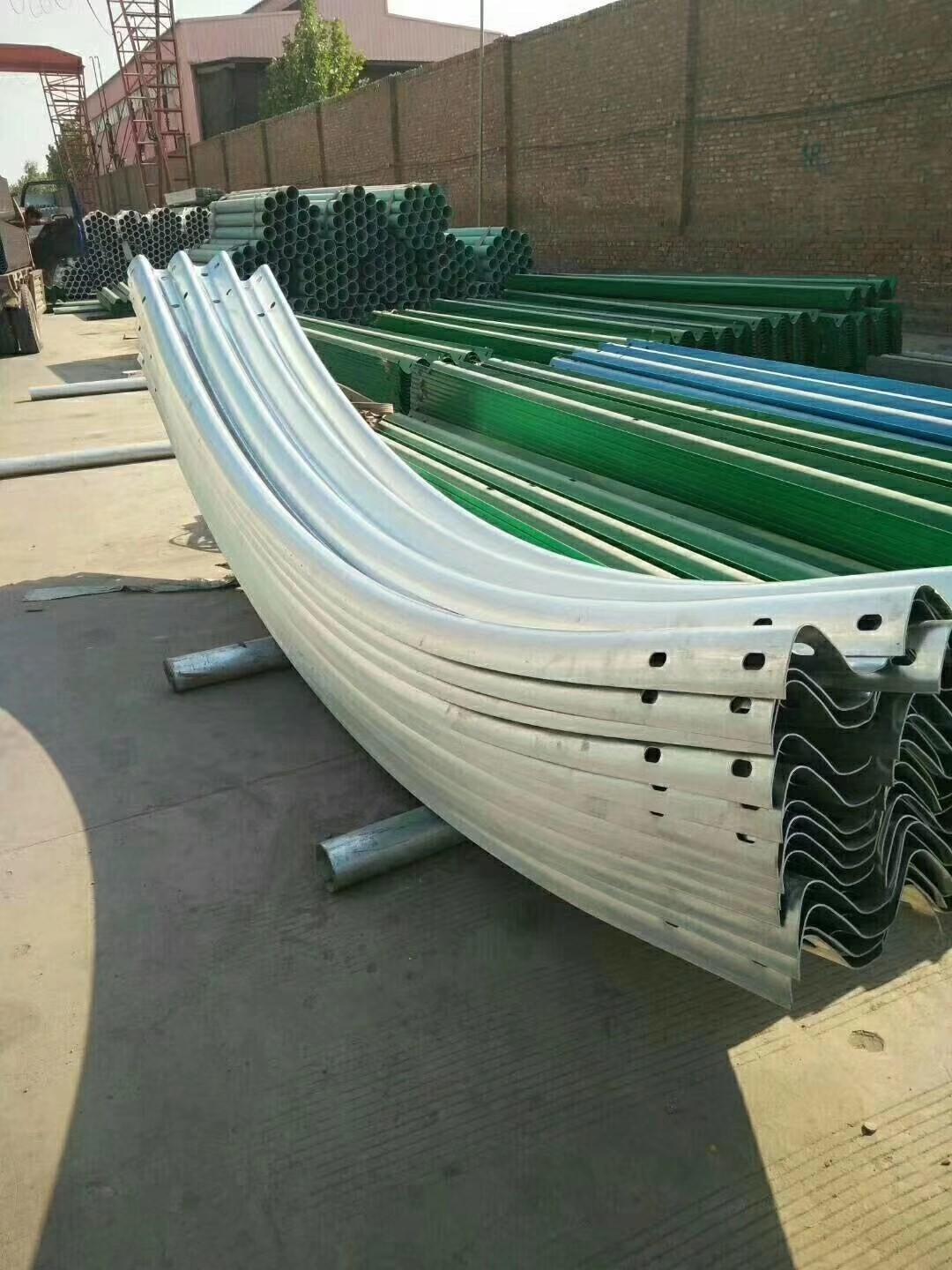 鍍鋅護(hù)欄板圖片